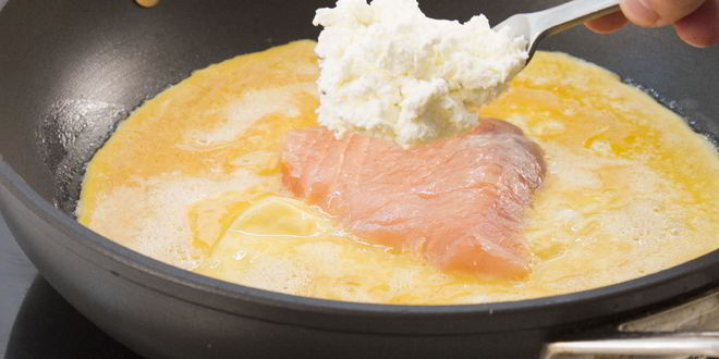 Рецепт омлета с водкой и лососем