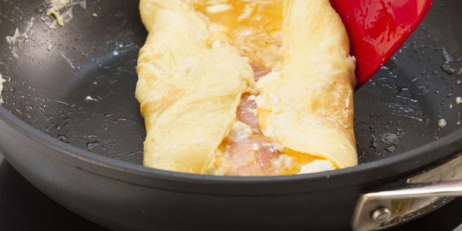 Рецепт омлета с водкой и лососем