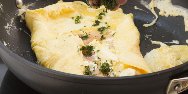 Рецепт омлета с водкой и лососем