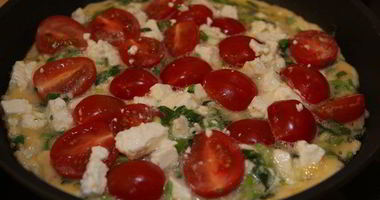 Рецепт Открытого омлета с фетой и помидорами черри