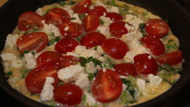 Рецепт открытого омлета с фетой и помидорами черри