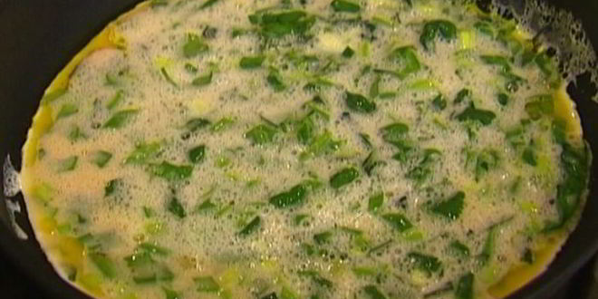 Рецепт открытого омлета с фетой и помидорами черри