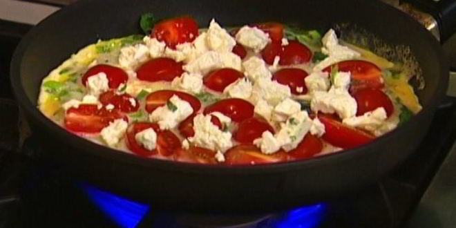 Рецепт открытого омлета с фетой и помидорами черри