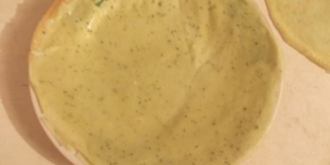 Рецепт блинного тортика с печенью и шпинатом