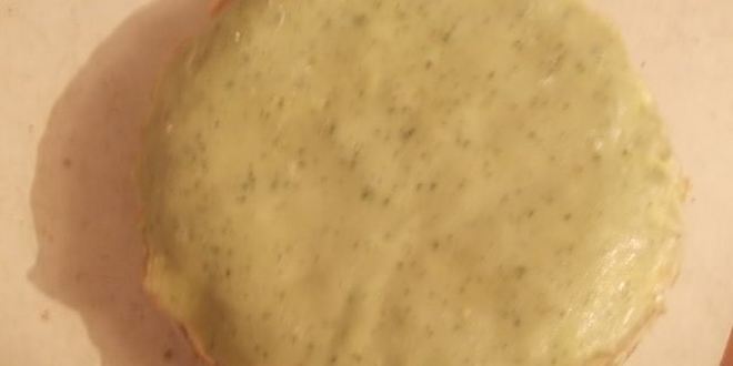 Рецепт блинного тортика с печенью и шпинатом