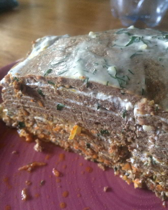 Рецепт печеночного торта со сметанным соусом