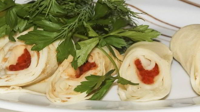 Рецепт нежных роллов из блинов и красной икры