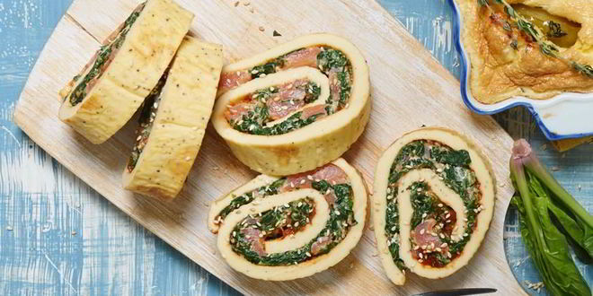 Рецепт Ролла из омлета со шпинатом и лососем в азиатском стиле