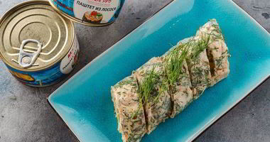 Рецепт Роллов из омлета с муссом из лосося и овощами