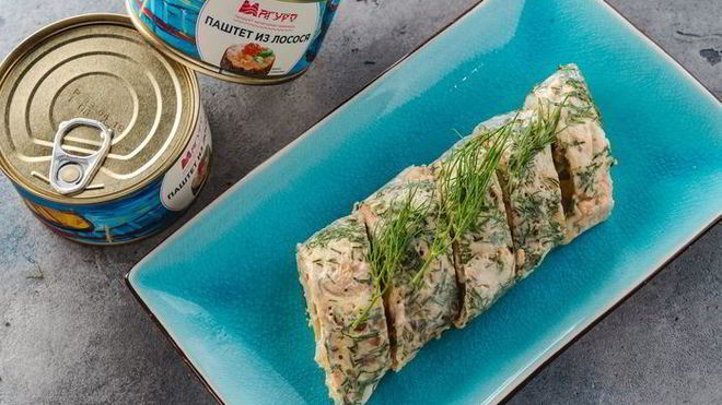 Рецепт роллов из омлета с муссом из лосося и овощами