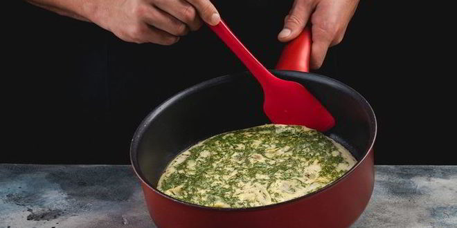 Рецепт роллов из омлета с муссом из лосося и овощами