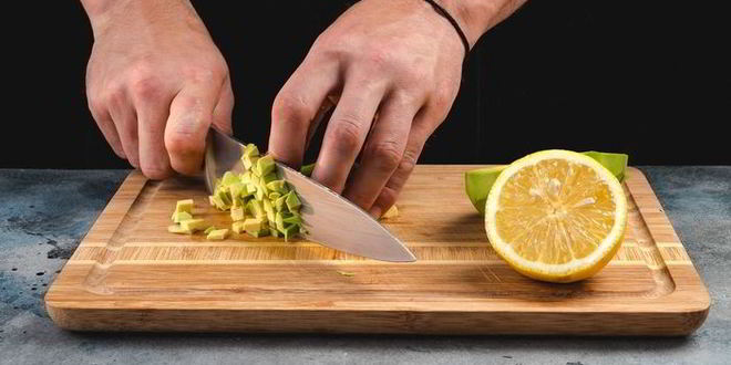 Рецепт роллов из омлета с муссом из лосося и овощами