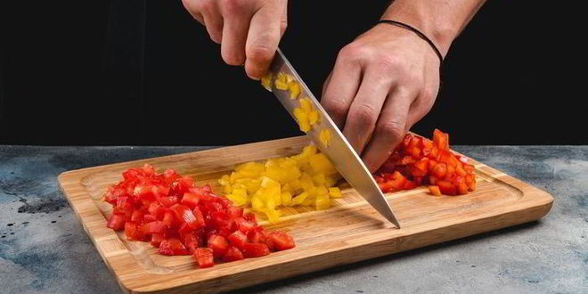 Рецепт роллов из омлета с муссом из лосося и овощами