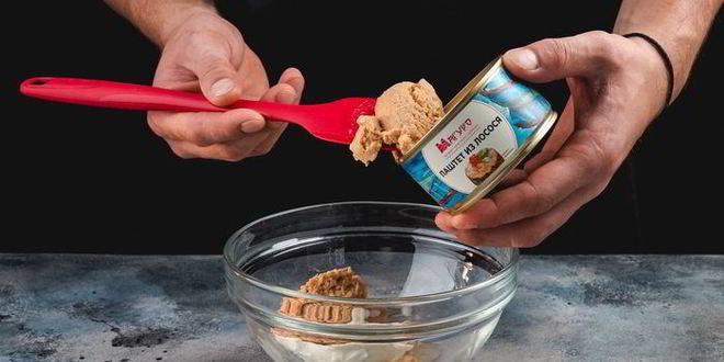 Рецепт роллов из омлета с муссом из лосося и овощами