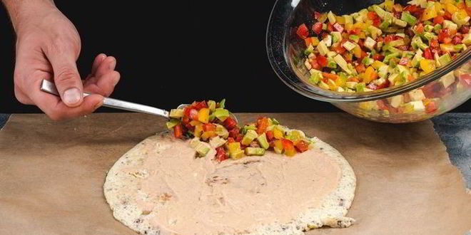 Рецепт роллов из омлета с муссом из лосося и овощами