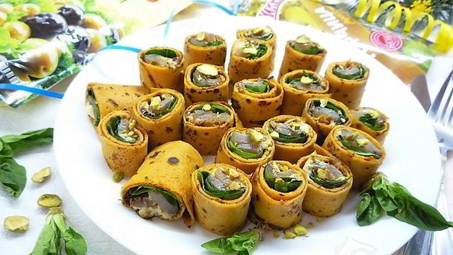 Рецепт роллов из тыквы со шпинатом, копченостями и фисташковым майонезом