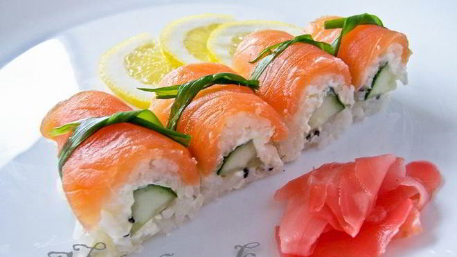 Рецепт суш-ролла без нори с лососем и сыром филадельфия