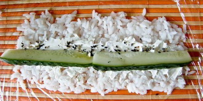 Рецепт суш-ролла без нори с лососем и сыром филадельфия