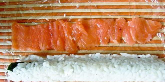 Рецепт суш-ролла без нори с лососем и сыром филадельфия