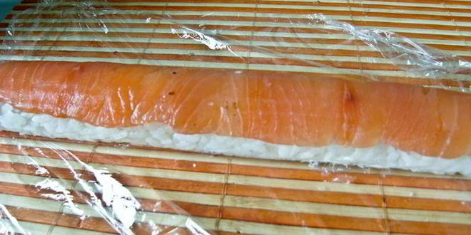 Рецепт суш-ролла без нори с лососем и сыром филадельфия