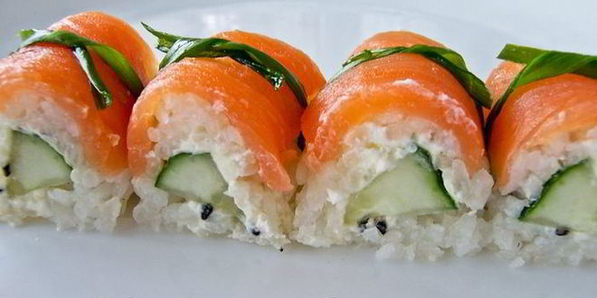 Рецепт суш-ролла без нори с лососем и сыром филадельфия