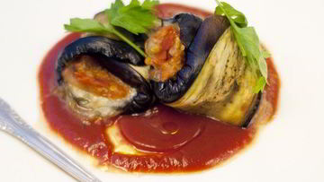 Рецепт Баклажановых рулетиков с моцареллой и томатным соусом