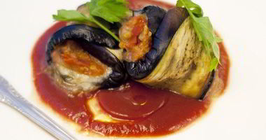 Рецепт Баклажановых рулетиков с моцареллой и томатным соусом