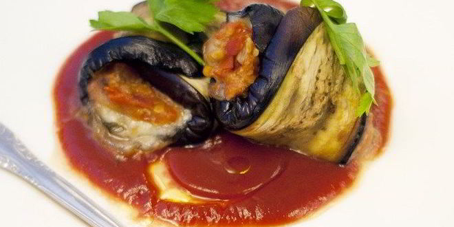 Рецепт Баклажановых рулетиков с моцареллой и томатным соусом