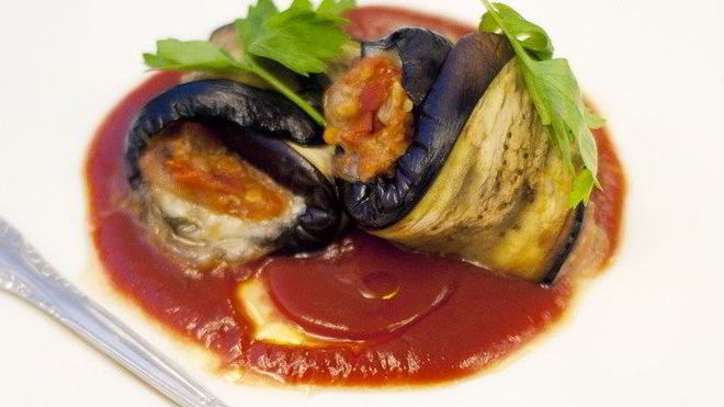 Рецепт баклажановых рулетиков с моцареллой и томатным соусом