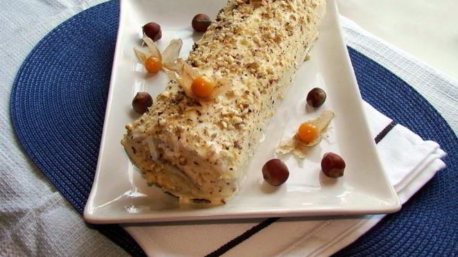 Рецепт бисквитного рулета с творожной начинкой и орехами