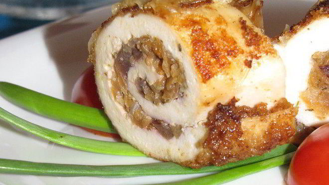 Рецепт куринных рулетиков с начинкой из слив
