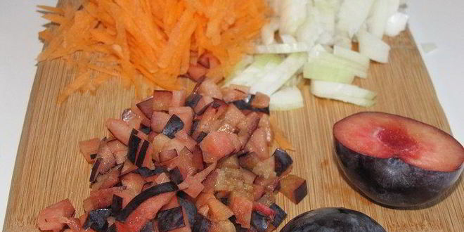 Рецепт куринных рулетиков с начинкой из слив