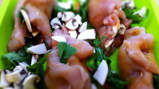 Рецепт Куриных рулетов с вялеными томатами, спаржей и рукколой