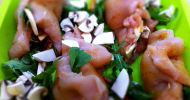 Рецепт Куриных рулетов с вялеными томатами, спаржей и рукколой