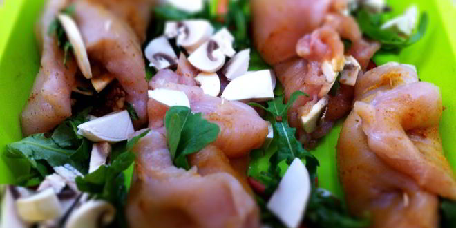 Рецепт Куриных рулетов с вялеными томатами, спаржей и рукколой