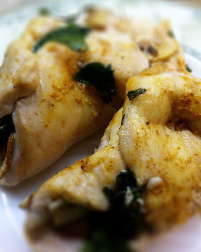 Рецепт куриных рулетов с вялеными томатами, спаржей и рукколой