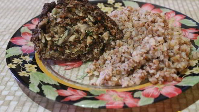 Рецепт мясного рулета с яйцами и грибами