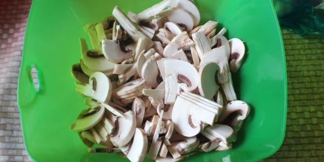 Рецепт мясного рулета с яйцами и грибами