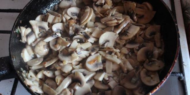 Рецепт мясного рулета с яйцами и грибами