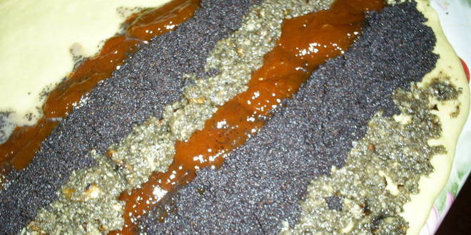 Рецепт невероятна мягкий и вкусный рулет с тремя начинками