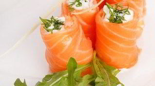 Рецепт Рулета из копченого лосося, сливочного сыра и зеленого лука