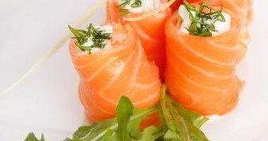 Рецепт Рулета из копченого лосося, сливочного сыра и зеленого лука