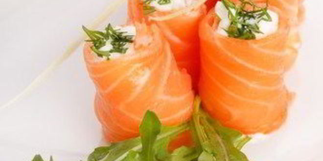 Рецепт Рулета из копченого лосося, сливочного сыра и зеленого лука