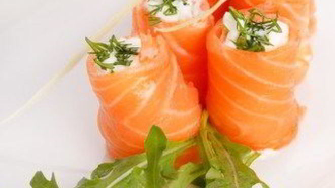 Рецепт рулета из копченого лосося, сливочного сыра и зеленого лука