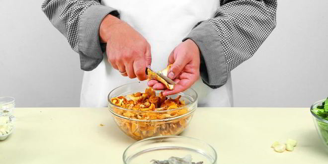 Рецепт рулета с лисичками, зеленью и креветками