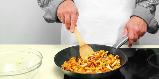 Рецепт рулета с лисичками, зеленью и креветками