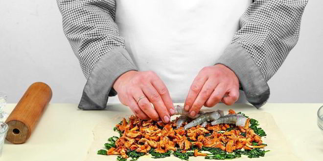 Рецепт рулета с лисичками, зеленью и креветками