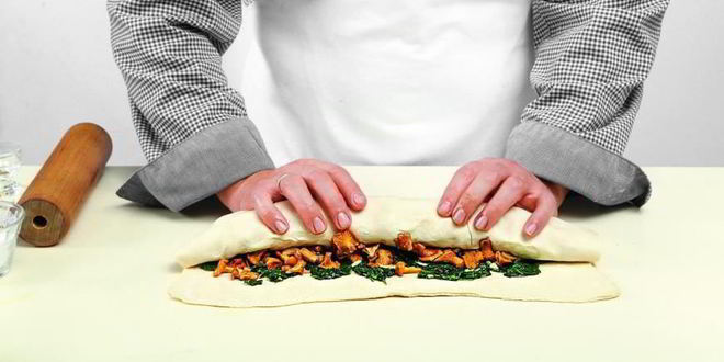 Рецепт рулета с лисичками, зеленью и креветками