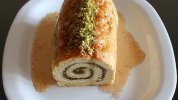 Рецепт Рулета с ореховой начинкой, корицей и медовым сиропом