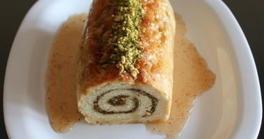 Рецепт Рулета с ореховой начинкой, корицей и медовым сиропом